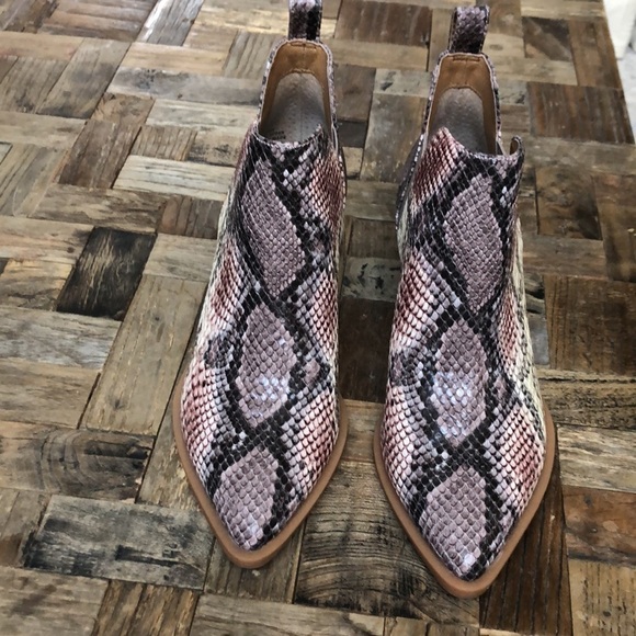 Dolce Vita NWOT Samy Snake Print Ankle Bootie - Picture 3 of 9